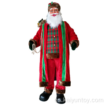 Personaje de Santa Claus decorado con calcetines navideños